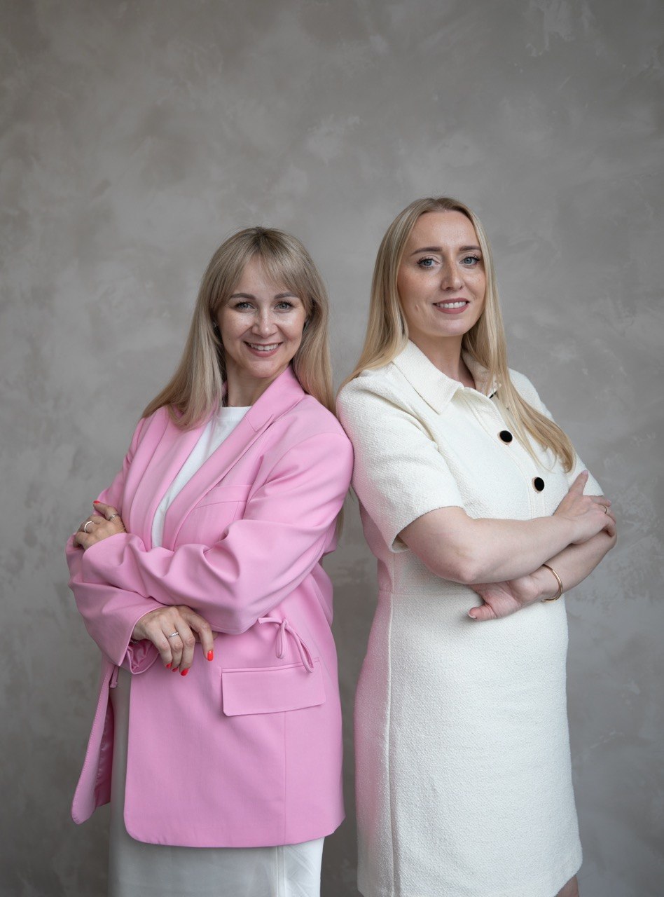 Stylistka CRYSTAL Nail Studio podczas zabiegu manicure